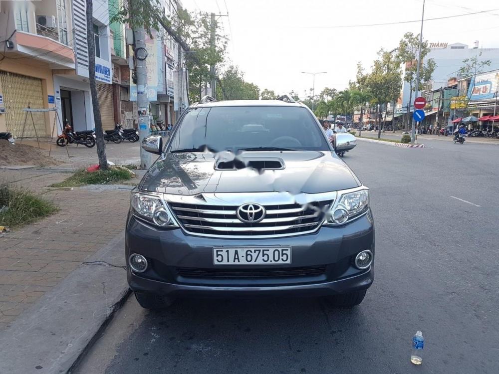 Toyota Fortuner G 2013 - Bán Toyota Fortuner G đời 2013, màu xám số sàn