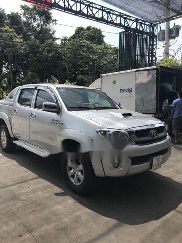 Toyota Hilux 2011 - Bán Toyota Hilux năm sản xuất 2011, màu bạc, 445 triệu