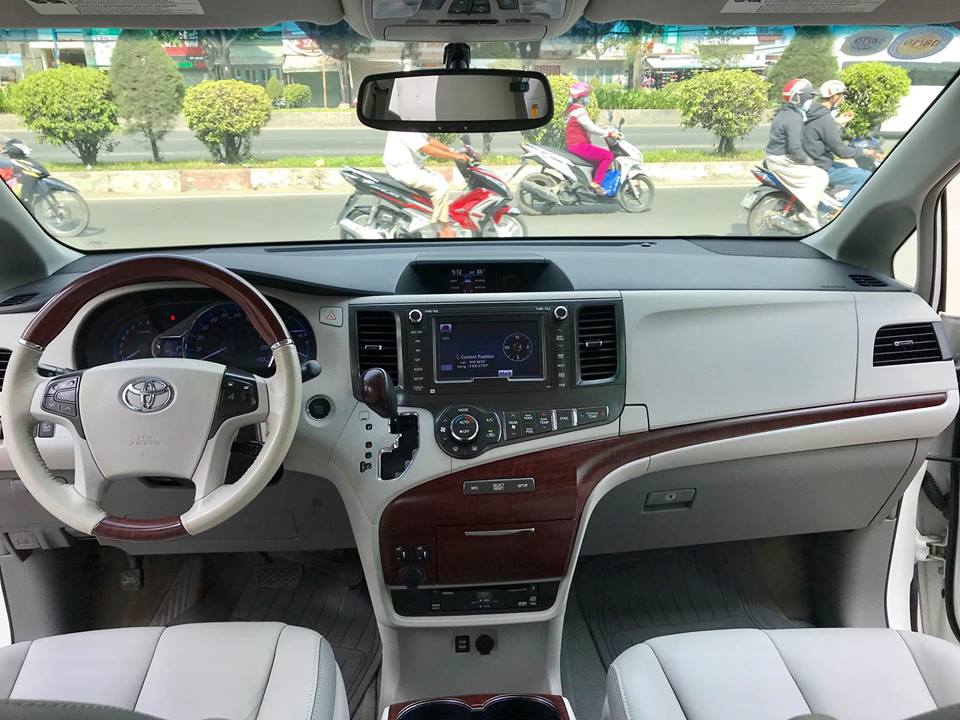 Toyota Sienna 2013 - Bán ô tô Toyota Sienna đời 2013, màu trắng, nhập khẩu nguyên chiếc