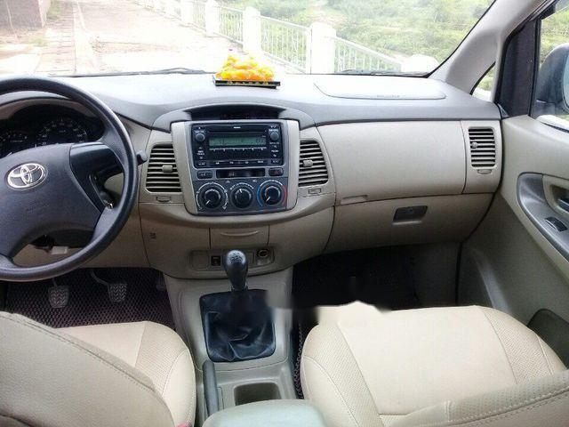 Toyota Innova  E 2015 - Bán Toyota Innova E sản xuất 2015, màu bạc đã đi 43000km, giá 568tr