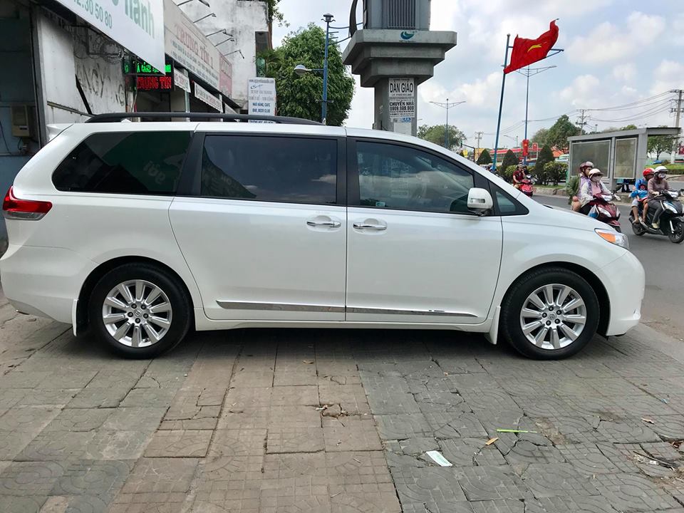 Toyota Sienna 2013 - Bán ô tô Toyota Sienna đời 2013, màu trắng, nhập khẩu nguyên chiếc