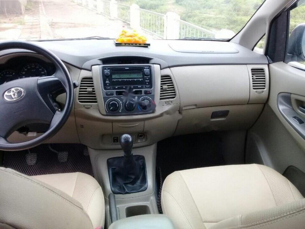 Toyota Innova 2.0E 2015 - Bán xe Toyota Innova 2.0E đời 2015, màu bạc  