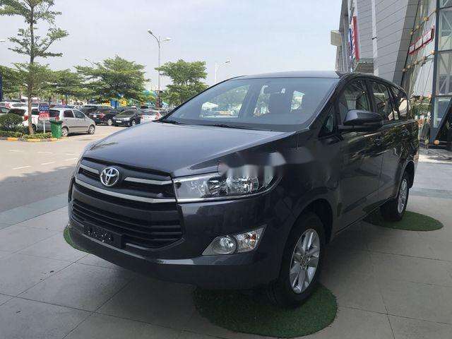 Toyota Innova   2.0E  2018 - Bán ô tô Toyota Innova 2.0E sản xuất năm 2018, màu xám 