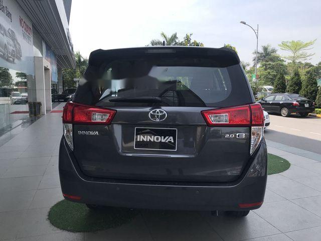 Toyota Innova   2.0E  2018 - Bán ô tô Toyota Innova 2.0E sản xuất năm 2018, màu xám 