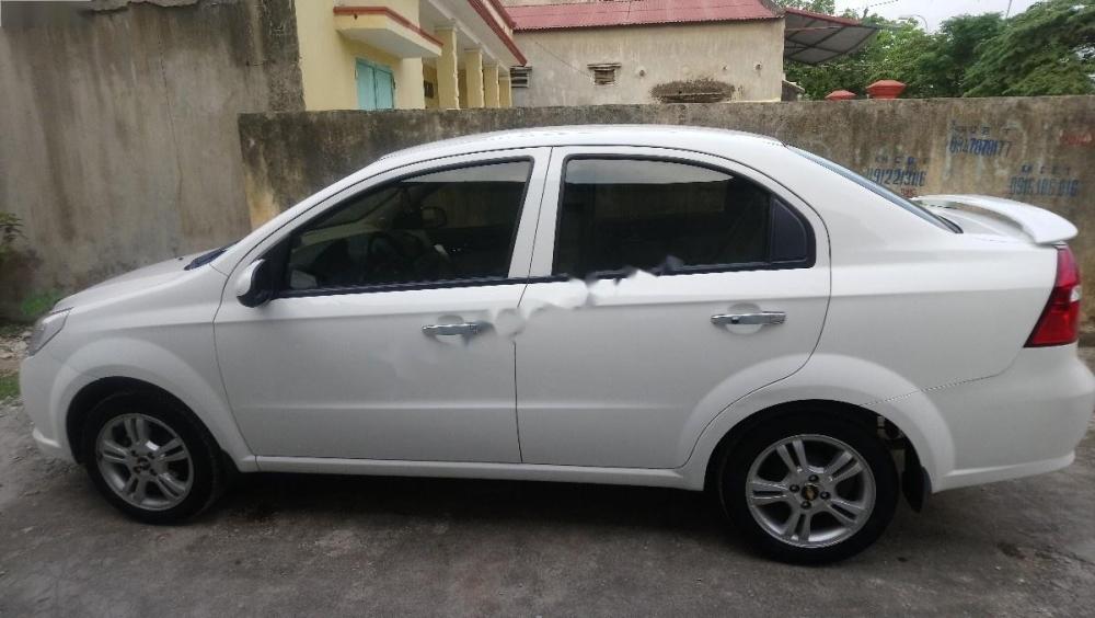 Chevrolet Aveo LTZ 2016 - Cần bán gấp Chevrolet Aveo LTZ đời 2016, màu trắng