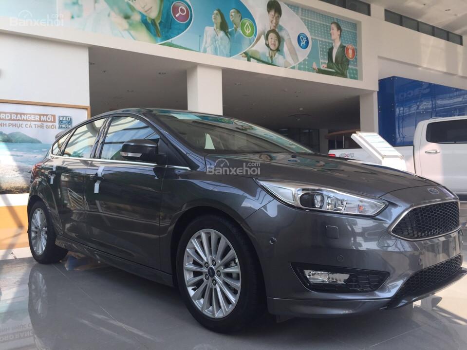 Ford Focus 1.5 Titatium 2017 - Cần bán xe Ford Focus 1.5 Titatium năm 2017, màu nâu hổ phách, giá tốt