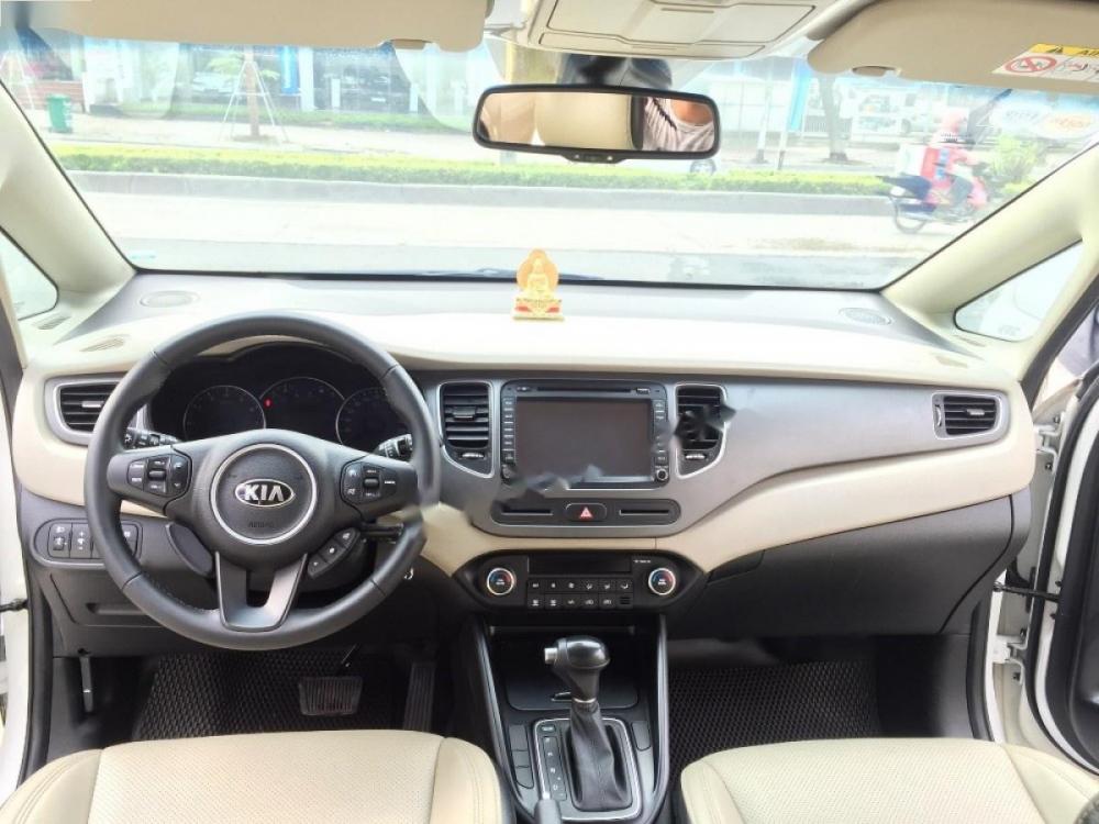 Kia Rondo 2.0 AT 2017 - Bán ô tô Kia Rondo 2.0 AT sản xuất 2017, màu trắng, giá tốt