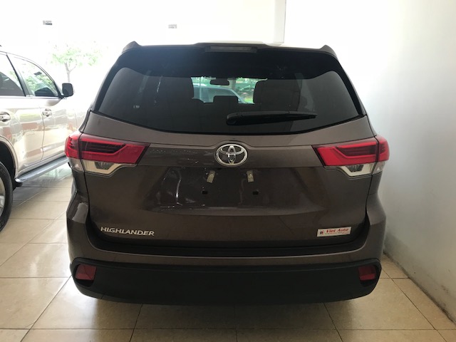 Toyota Highlander LE 2017 - Cần bán Toyota Highlander LE đời 2017, màu nâu, xe nhập Mỹ mới 100%