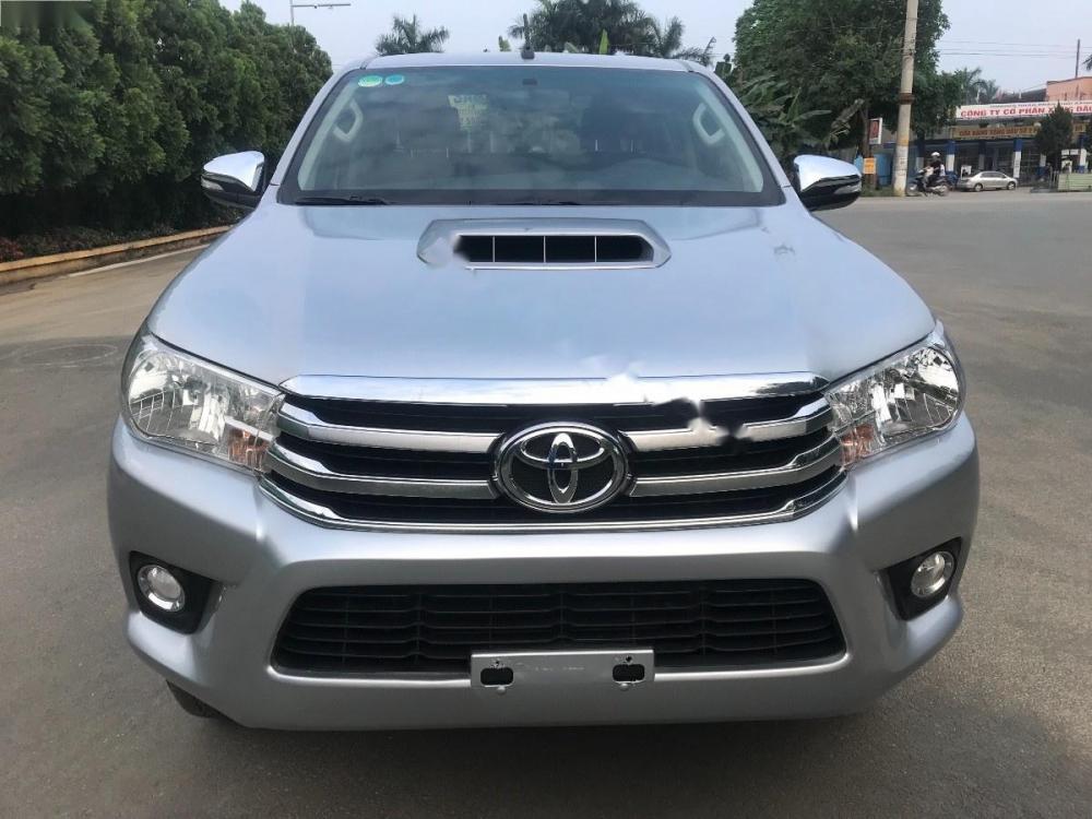 Toyota Hilux 2.4E MT 2015 - Cần bán gấp Toyota Hilux 2.4E MT năm 2015, màu bạc, nhập khẩu nguyên chiếc giá cạnh tranh