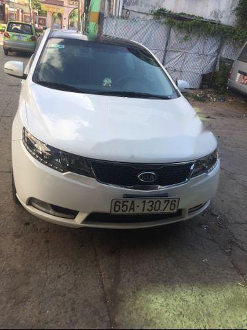 Kia Forte 2013 - Bán Kia Forte sản xuất năm 2013, màu trắng xe gia đình, 380tr