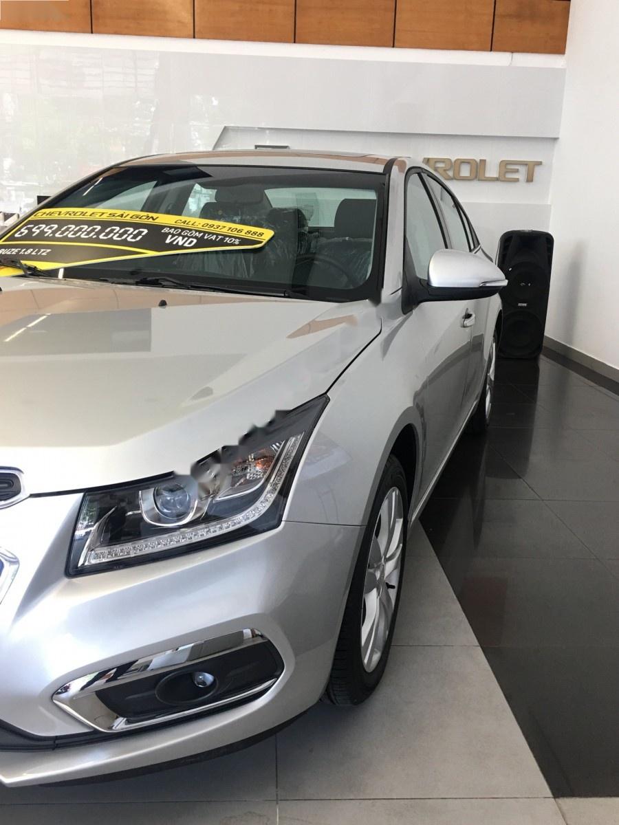 Chevrolet Cruze LTZ 1.8L 2018 - Cần bán Chevrolet Cruze LTZ 1.8L đời 2018, màu bạc