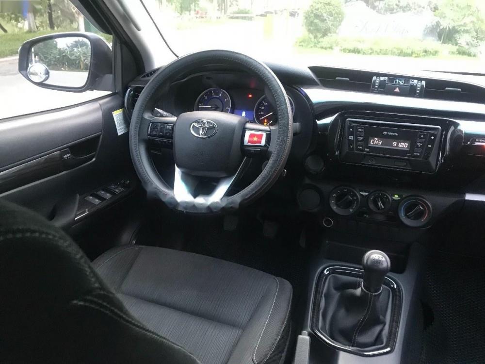 Toyota Hilux 2.4E MT 2015 - Cần bán gấp Toyota Hilux 2.4E MT năm 2015, màu bạc, nhập khẩu nguyên chiếc giá cạnh tranh