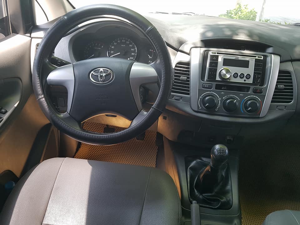 Toyota Innova 2.0E 2012 - Bán ô tô Toyota Innova 2.0E đời 2012, màu bạc