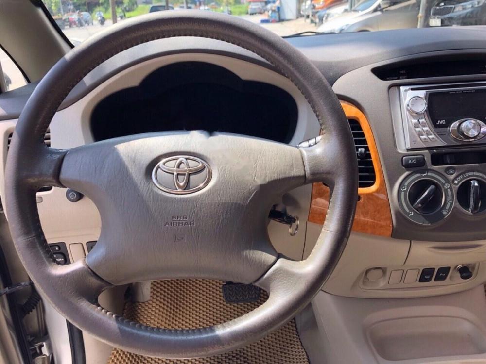 Toyota Innova V 2010 - Bán Toyota Innova V đời 2010, màu bạc  