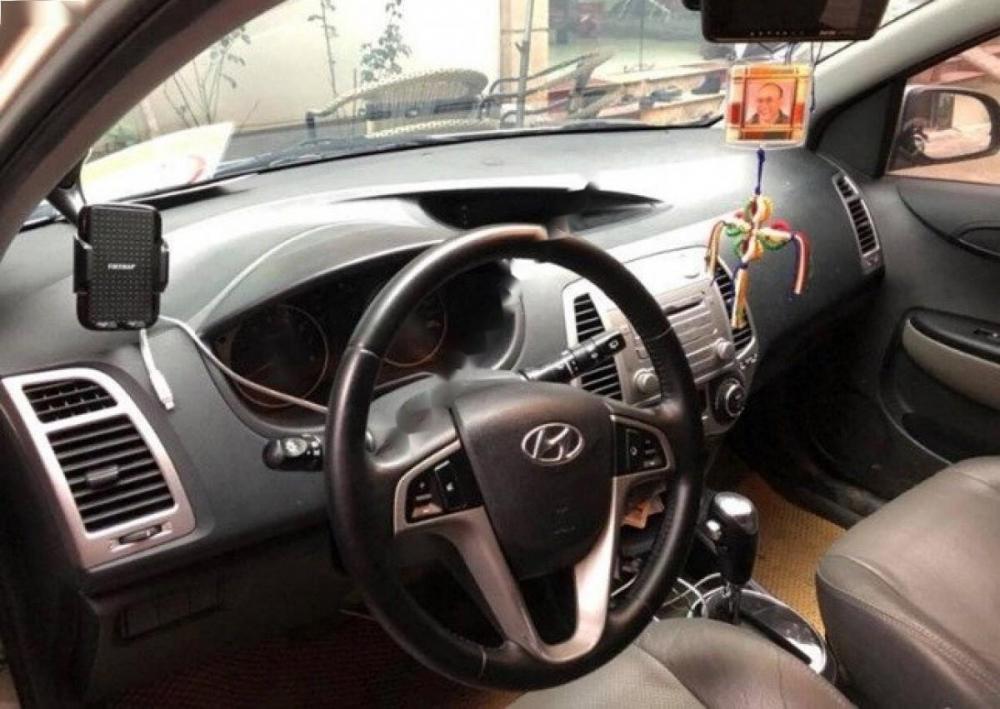 Hyundai i20 2011 - Chính chủ bán Hyundai i20 2011, màu bạc, xe nhập