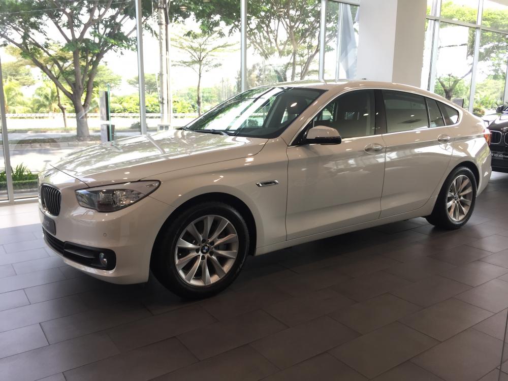 BMW 5 Series Sedan 2017 - Bán BMW 5 Series Sedan sản xuất 2017, màu trắng, xe nhập