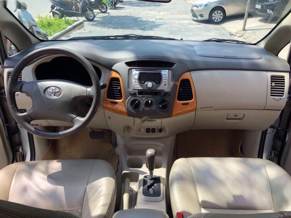 Toyota Innova V 2010 - Bán Toyota Innova V đời 2010, màu bạc  