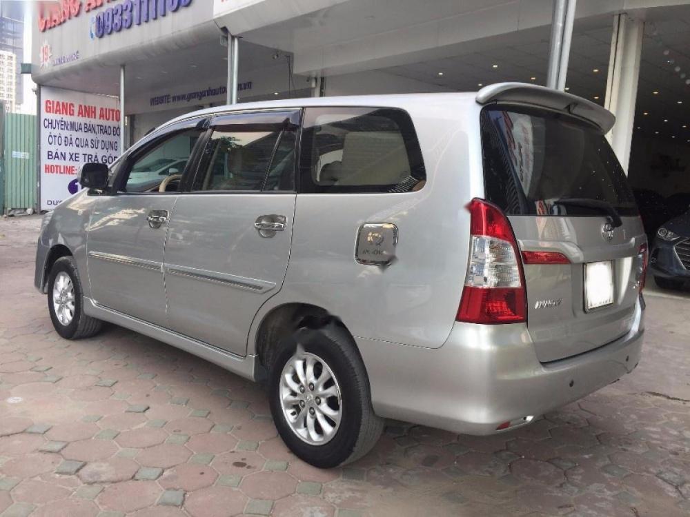 Toyota Innova 2.0E 2014 - Bán Toyota Innova 2.0E đời 2014, màu bạc số sàn