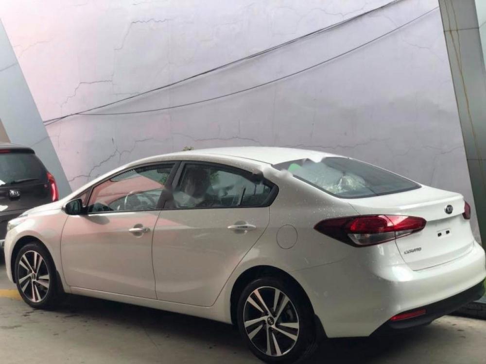 Kia Cerato 1.6 MT Base 2018 - Bán ô tô Kia Cerato 1.6 MT Base năm sản xuất 2018, màu trắng giá cạnh tranh