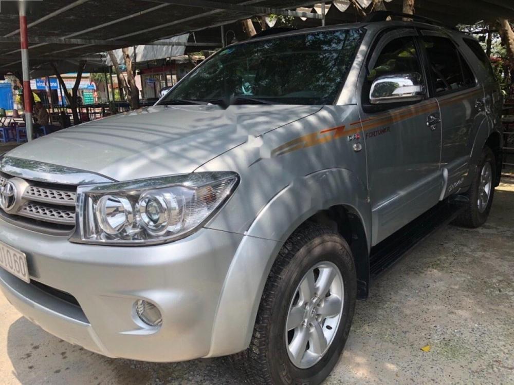 Toyota Fortuner 2011 - Bán xe Toyota Fortuner năm sản xuất 2011, màu bạc