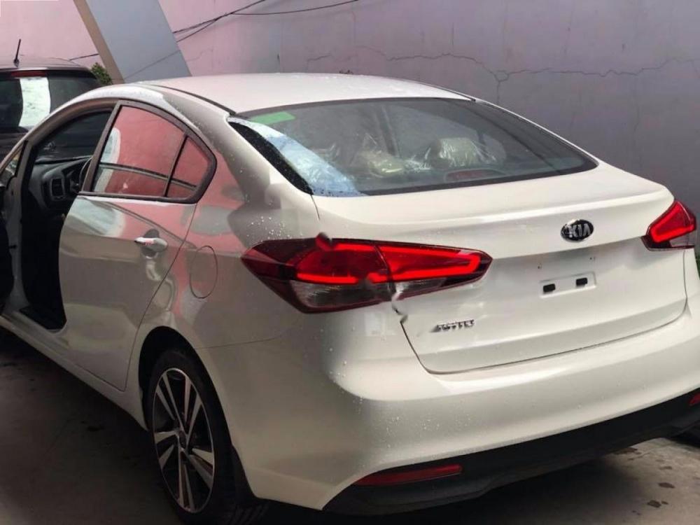 Kia Cerato 1.6 MT Base 2018 - Bán ô tô Kia Cerato 1.6 MT Base năm sản xuất 2018, màu trắng giá cạnh tranh