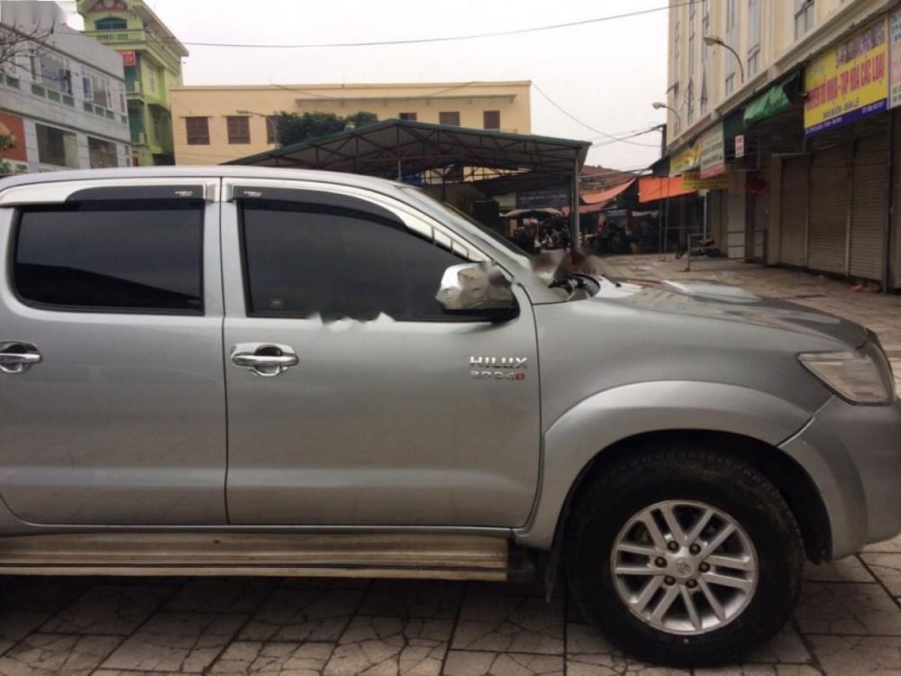 Toyota Hilux 3.0G 4x4 MT 2014 - Bán Toyota Hilux 3.0G 4x4 MT đời 2014, màu xám, xe nhập