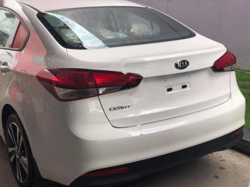 Kia Cerato 1.6 MT Base 2018 - Bán ô tô Kia Cerato 1.6 MT Base năm sản xuất 2018, màu trắng giá cạnh tranh