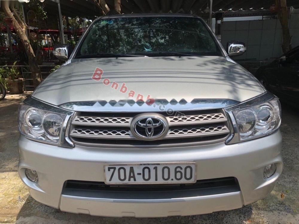 Toyota Fortuner 2011 - Bán xe Toyota Fortuner năm sản xuất 2011, màu bạc