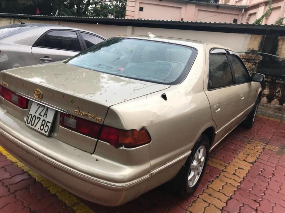 Toyota Camry LE 2.2 MT 1998 - Bán Toyota Camry LE 2.2 MT đời 1998, màu vàng, nhập khẩu