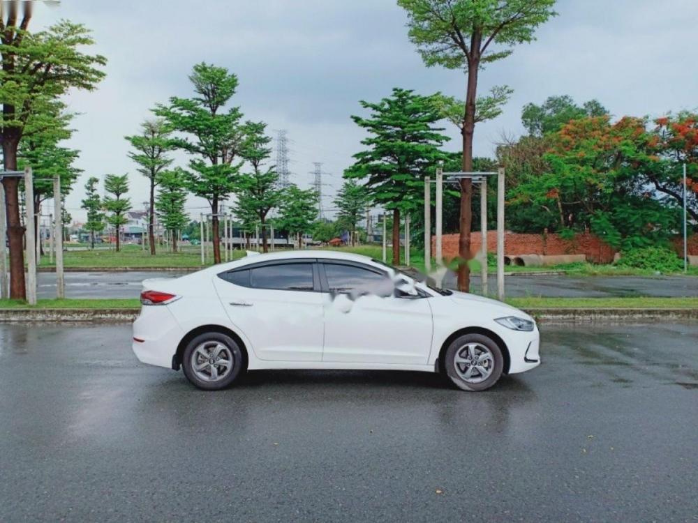 Hyundai Elantra 2017 - Cần bán xe Hyundai Elantra đời 2017, màu trắng