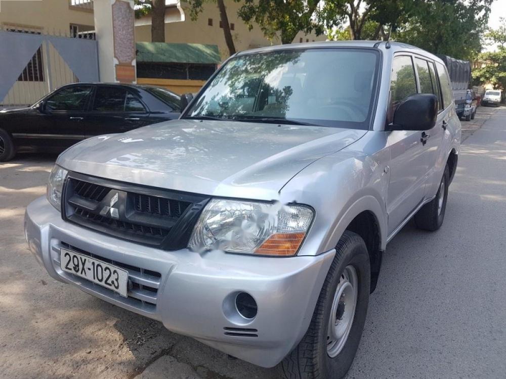 Mitsubishi Pajero 3.0 2005 - Cần bán xe Mitsubishi Pajero 3.0 đời 2005, màu bạc, nhập khẩu