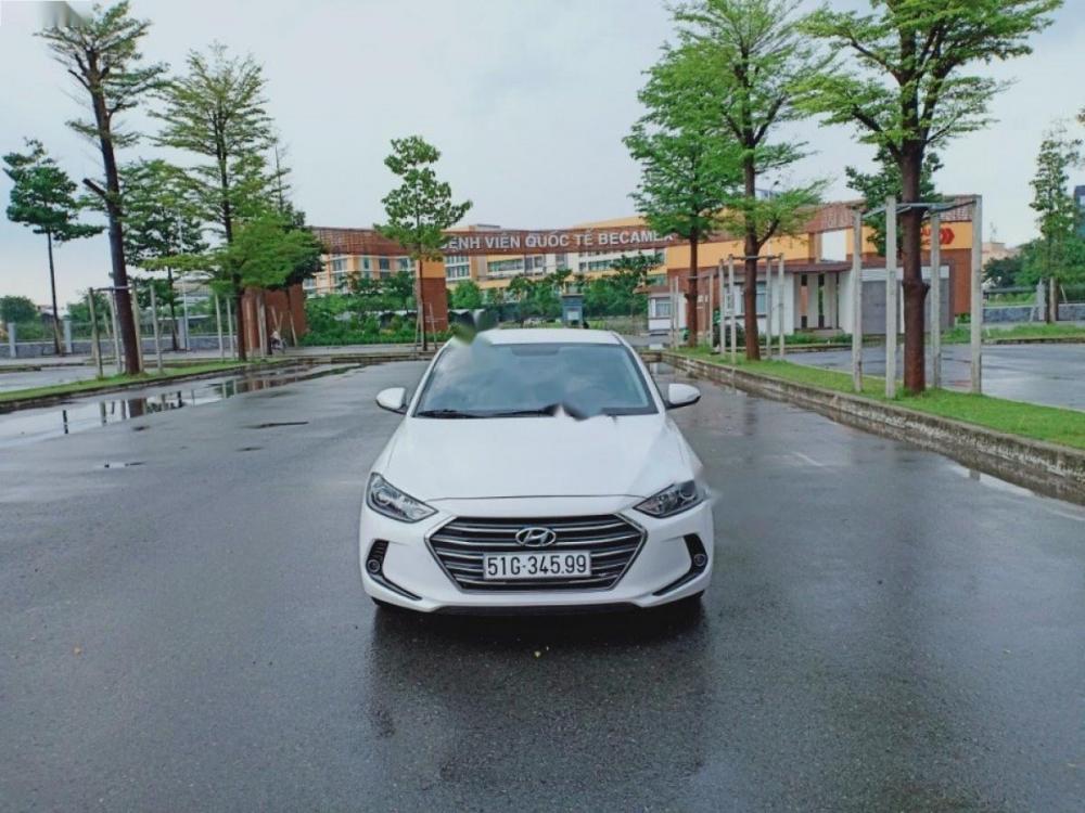 Hyundai Elantra 2017 - Cần bán xe Hyundai Elantra đời 2017, màu trắng