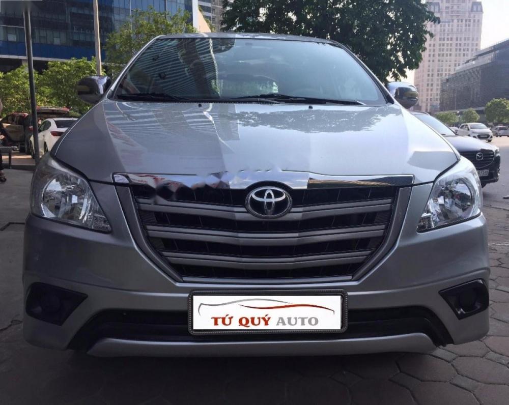 Toyota Innova 2.0E 2014 - Bán Toyota Innova 2.0E đời 2014, màu bạc số sàn