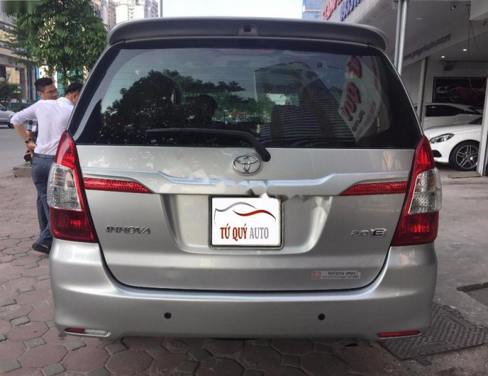 Toyota Innova 2.0E 2014 - Bán Toyota Innova 2.0E đời 2014, màu bạc số sàn