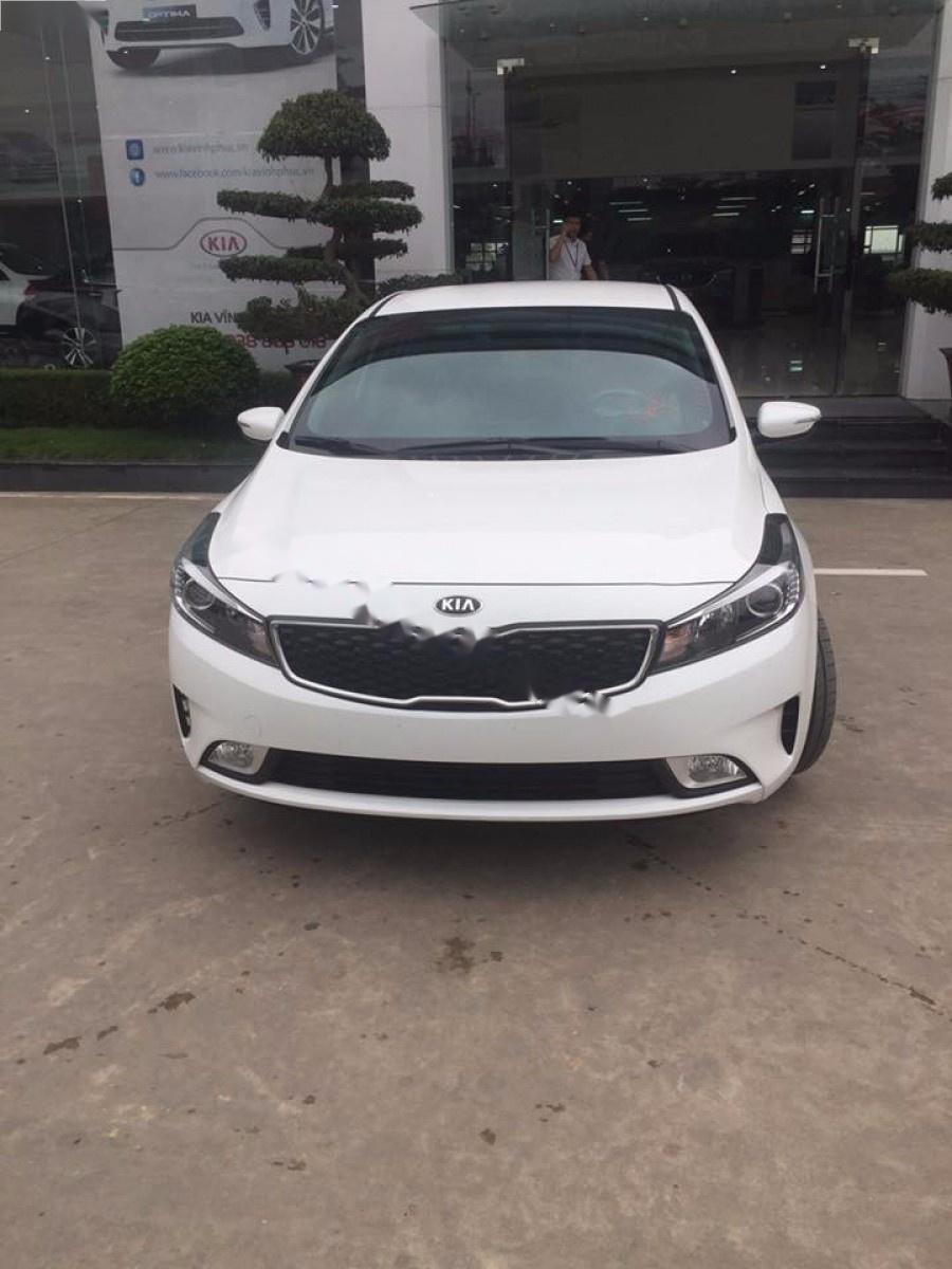 Kia Cerato 1.6 MT Base 2018 - Bán xe Kia Cerato 1.6 MT Base đời 2018, màu trắng