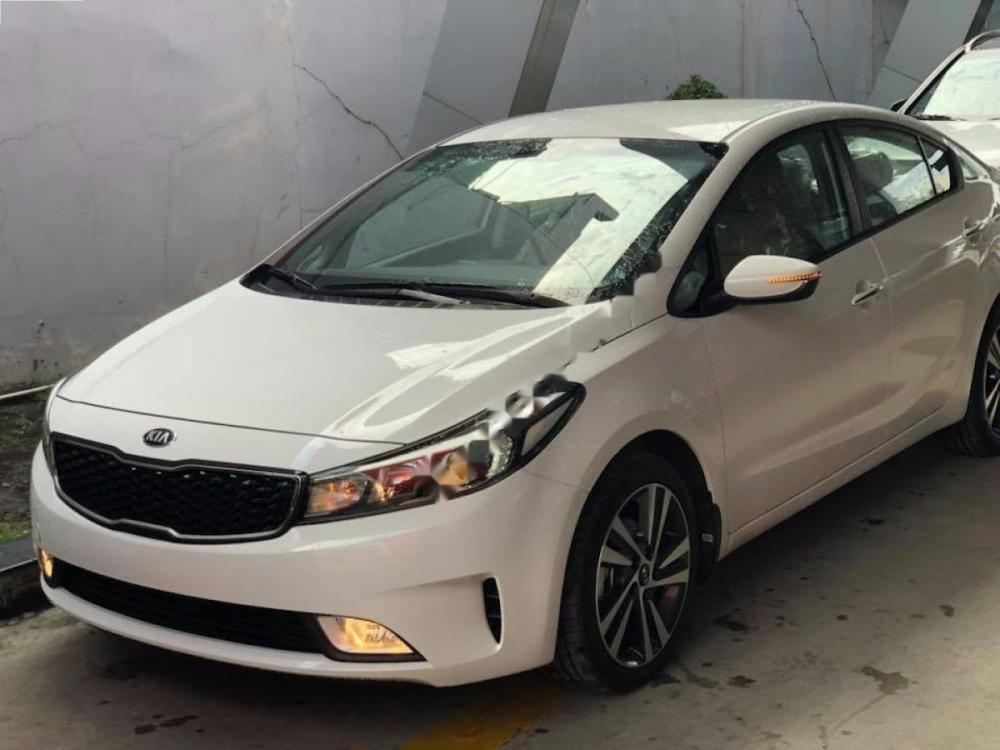 Kia Cerato 1.6 MT Base 2018 - Bán ô tô Kia Cerato 1.6 MT Base năm sản xuất 2018, màu trắng giá cạnh tranh