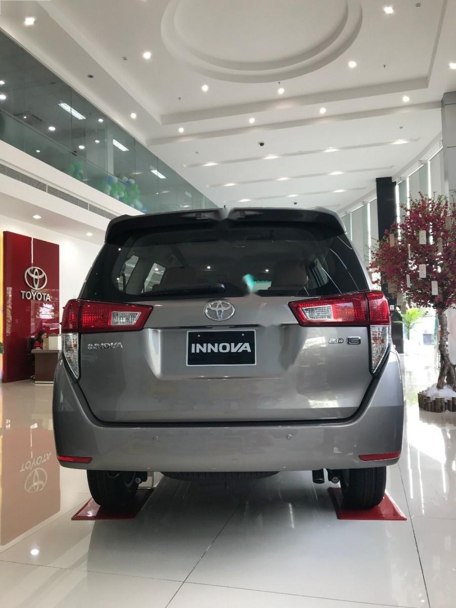 Toyota Innova 2.0E 2018 - Bán ô tô Toyota Innova 2.0E sản xuất năm 2018, màu xám