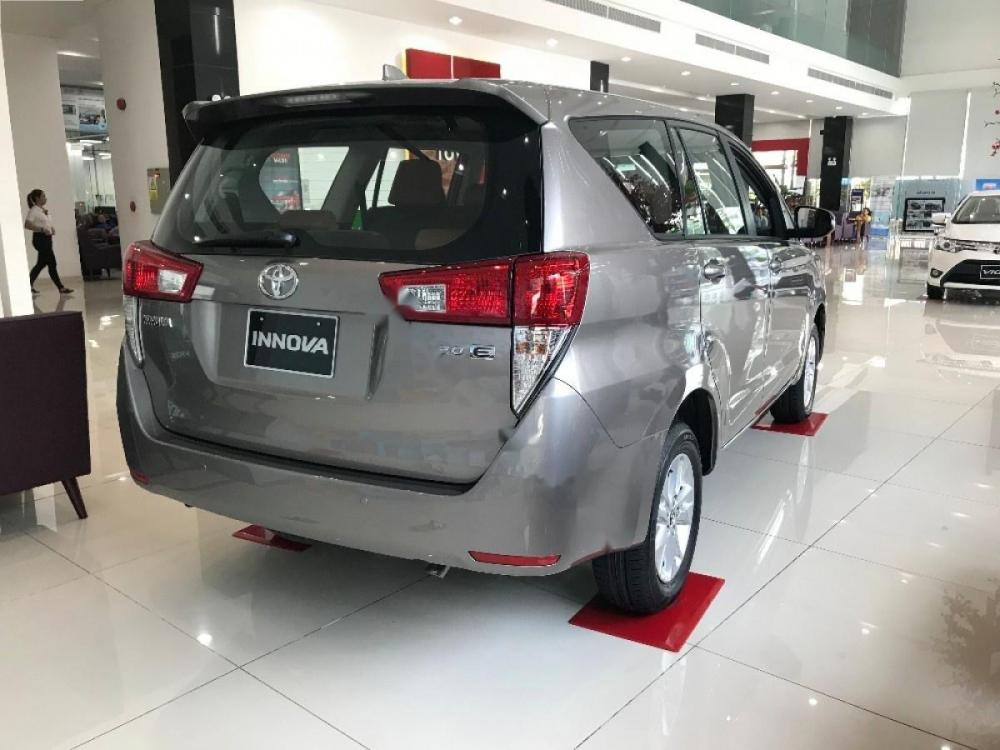 Toyota Innova 2.0E 2018 - Bán ô tô Toyota Innova 2.0E sản xuất năm 2018, màu xám