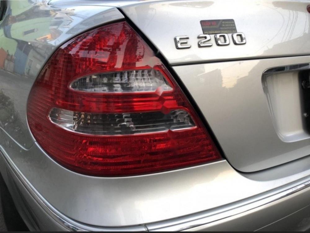 Mercedes-Benz E class E200 2004 - Bán Mercedes E200 năm sản xuất 2004, màu bạc 