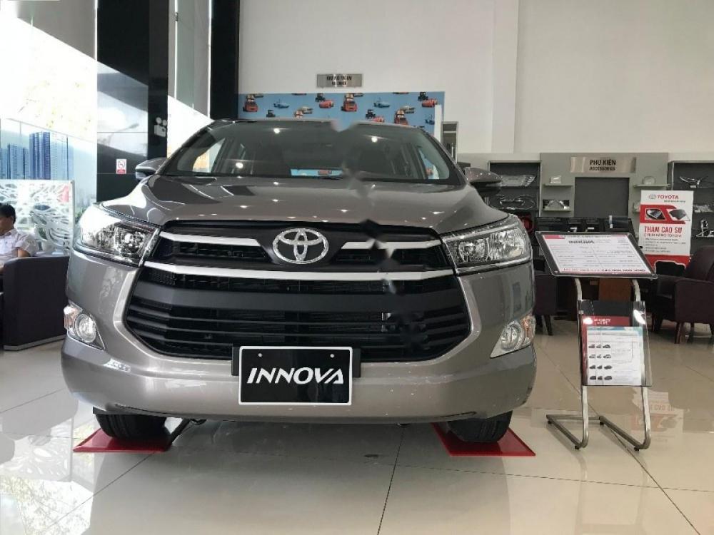 Toyota Innova 2.0E 2018 - Bán ô tô Toyota Innova 2.0E sản xuất năm 2018, màu xám