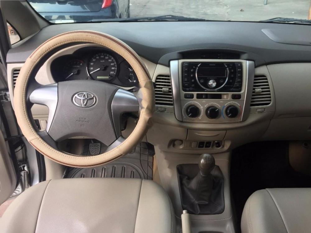 Toyota Innova 2.0E 2014 - Bán ô tô Toyota Innova 2.0E đời 2014, màu bạc số sàn, 570 triệu