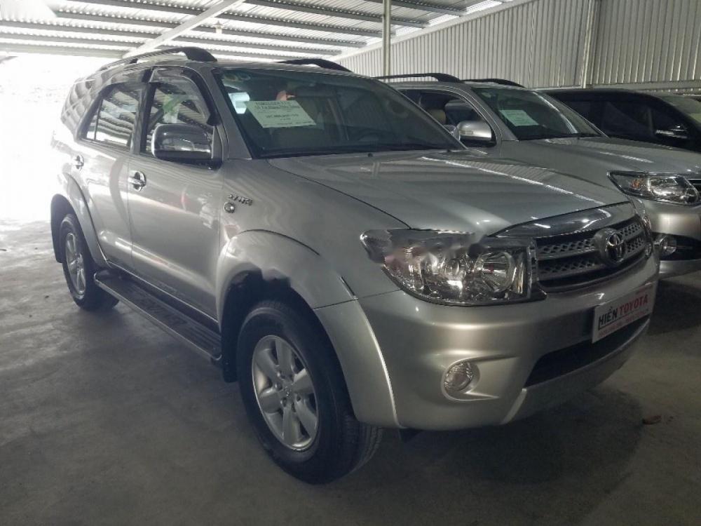 Toyota Fortuner 2.7V 4x4 AT 2010 - Bán xe Toyota Fortuner 2.7V 4x4 năm sản xuất 2010, màu bạc, xe gia đình