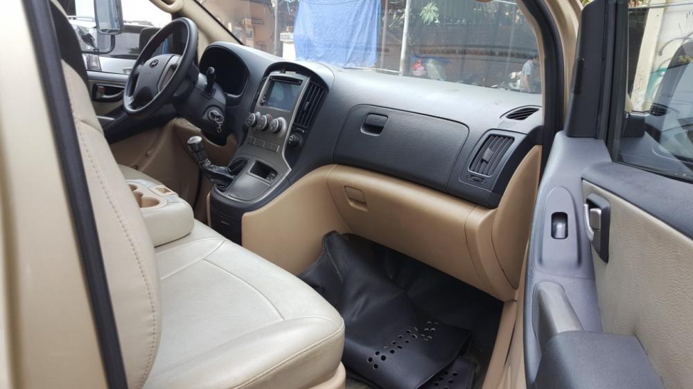 Hyundai Starex 2.5MT 2012 - Bán Hyundai Starex số sàn, máy dầu, nhập khẩu Hàn Quốc 2012 bản ghế xoay, màu vàng cát, biển Sài Gòn