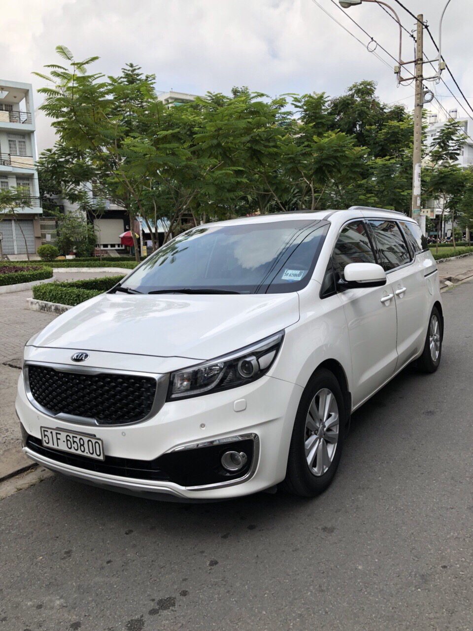 Kia Sedona 2016 - Bán Kia Sedona đời 2016 màu trắng, 1 tỷ 070 triệu nhập khẩu