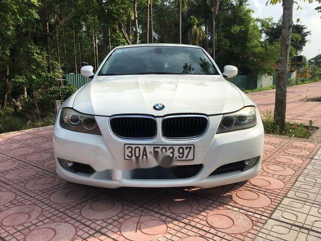 BMW 3 Series  320i  2009 - Bán BMW 3 Series 320i 2009, màu trắng còn mới, giá chỉ 500 triệu