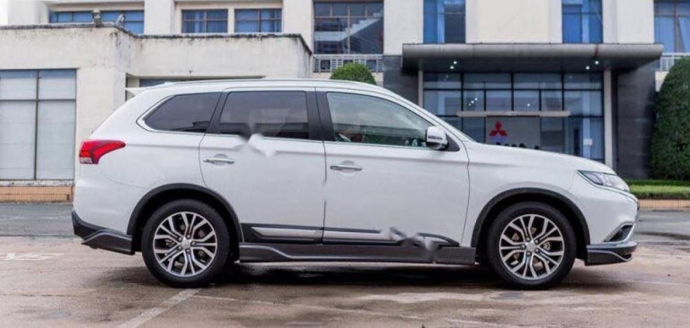 Mitsubishi Stavic 2.4 CVT Premium 2018 - Bán ô tô Mitsubishi Outlander 2.4 CVT Premium sản xuất năm 2018, màu trắng, xe nhập