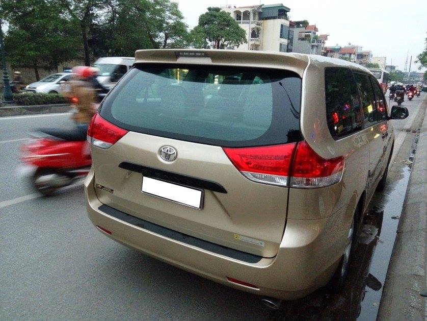 Toyota Sienna Le 2010 - Cần bán xe Toyota Sienna 2.7 LE 2010 màu vàng cát nhập Mỹ