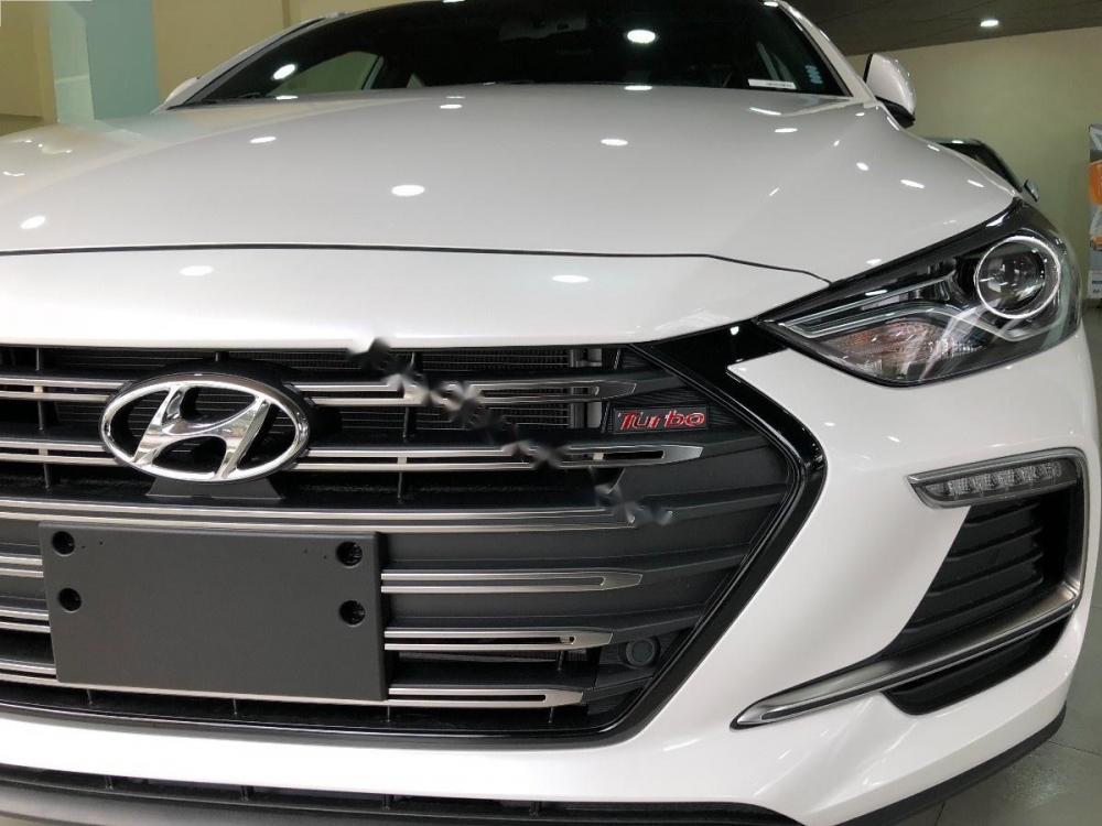 Hyundai Elantra Sport 1.6 AT 2018 - Cần bán Hyundai Elantra Sport 1.6 AT đời 2018, màu trắng, 729 triệu