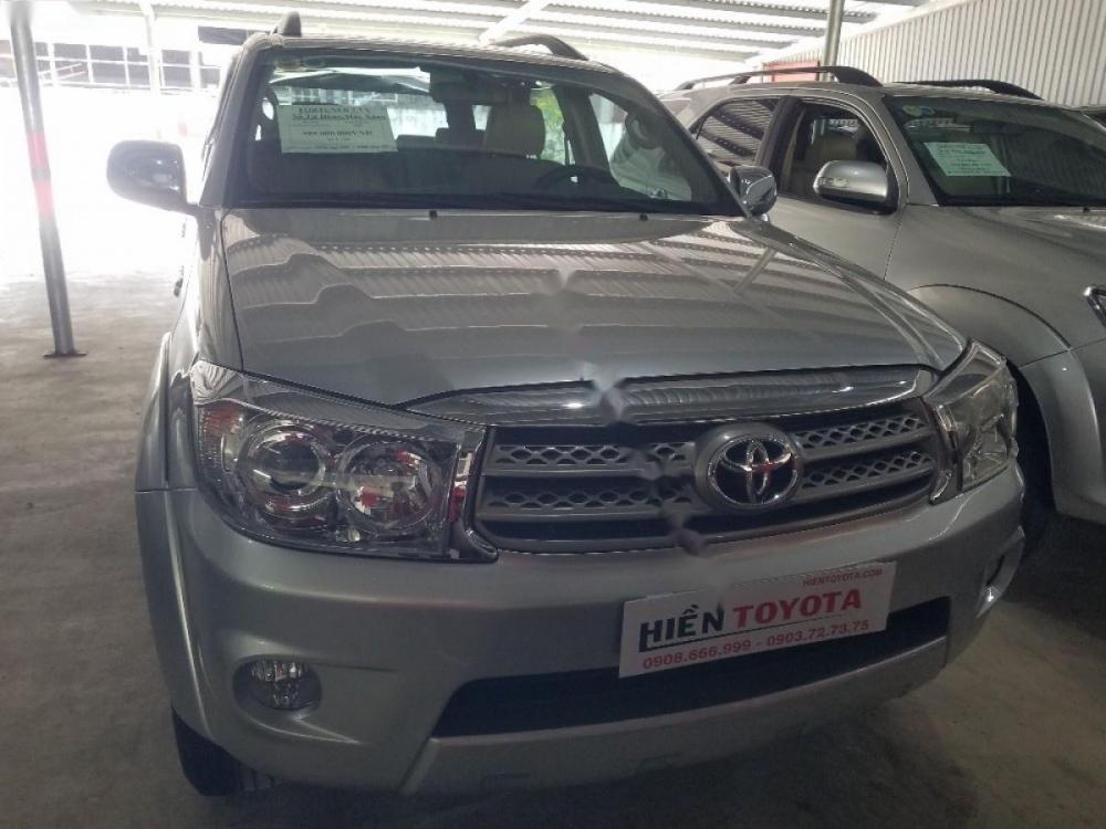 Toyota Fortuner 2.7V 4x4 AT 2010 - Bán xe Toyota Fortuner 2.7V 4x4 năm sản xuất 2010, màu bạc, xe gia đình