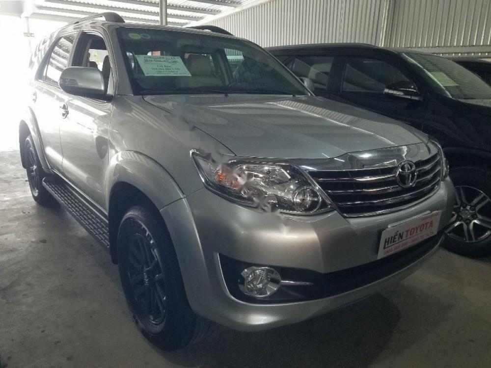 Toyota Fortuner 2.7V 4X2 AT 2016 - Cần bán Toyota Fortuner 2.7V 4x2 đời 2016, màu bạc xe gia đình, 910tr